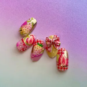 Stickers à ongles fraise 3D avec motifs à carreaux rouges et nœuds sur fond dégradé