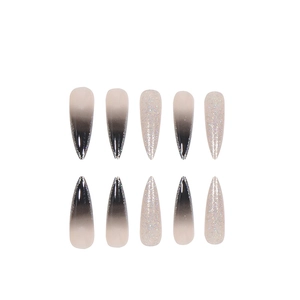 Faux ongles stiletto longs avec dégradé noir et paillettes argentées scintillantes