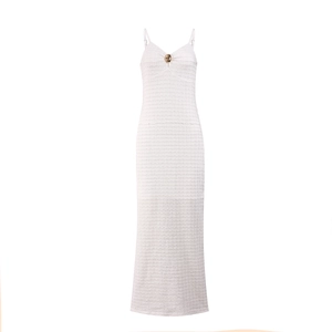 Détail de la robe blanche à col en V avec maille 3D gaufrée et boucle en métal doré
