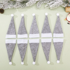 Détail de 10 mini bonnets de Noël en feutre gris pour décorer couverts et bouteilles
