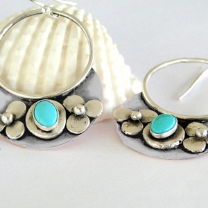 Vintage Böhmische Blumenohrringe mit Türkissteinen auf weißem Muschelhintergrund