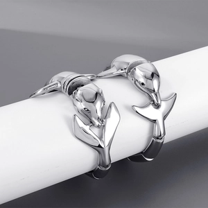 Vue macro de bracelets dauphin en acier inoxydable poli avec une finition miroir