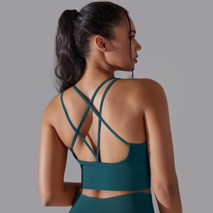 Vue détaillée du dos croisé de la brassière de yoga en tissu côtelé vert forêt foncé