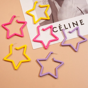 Vue à plat de boucles d'oreilles étoiles en acrylique jaune, rose et violet mat
