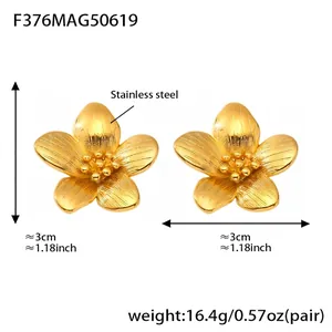 Detailansicht der gebürsteten goldenen Kamelien-Ohrringe mit 3 cm Größenangabe