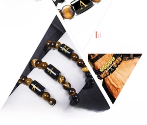 Vue détaillée du bracelet en œil de tigre avec initiales gravées en or et photo lifestyle