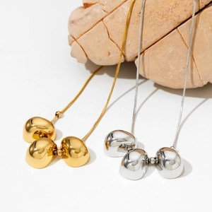 Poliertes Halsband mit drei hohlen Kugeln an goldener und silberner Schlangenkette