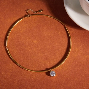 Vue détaillée du collier ras-du-cou K18 doré avec un pendentif en zircon brillant serti