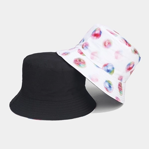 Détail d'un chapeau bob réversible en coton, côté noir et imprimé floral à pois colorés