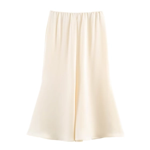 Détail de la texture d'un pantalon large en satin ivoire avec une taille élastique souple