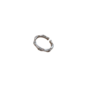 Bague ouverte en argent motif bambou avec texture minérale naturelle pour femme