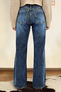 Achteraanzicht van vintage jeans met hoge taille en wijde pijpen in donkerblauwe wassing