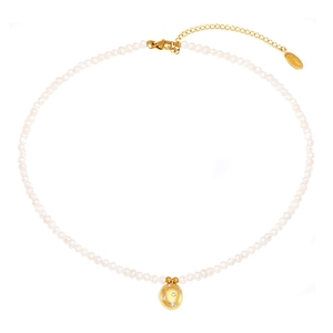 Collier vintage avec perles d'eau douce et pendentif géométrique doré sur fond blanc