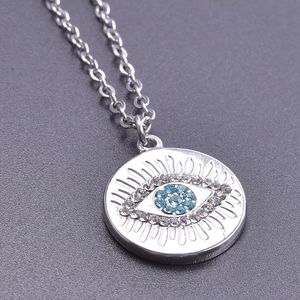 Detailaufnahme der Evil Eye Halskette aus Silber mit blauen und weißen Schmucksteinen