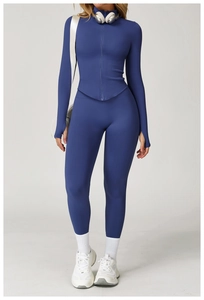 Détail d'un ensemble de yoga bleu marine avec legging côtelé et haut de sport zippé