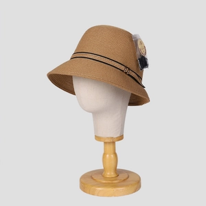 Detalle de un elegante sombrero de paja anti-UV con tejido fino y hebilla de metal