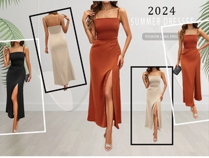 Détail d'une robe d'été en satin avec fines bretelles, col carré et fente latérale en couleurs