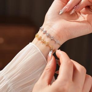 Détail de bracelets étoile plaqués or 18 carats avec zircons et fermoir coulissant réglable
