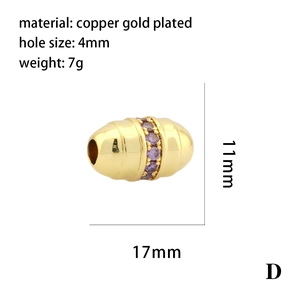 Vue détaillée du pendentif œil plaqué or 18K avec incrustation de zircon violet