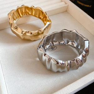 Bracelets métalliques modernes ondulés en or et argent avec texture liquide