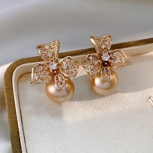 Boucles d'oreilles perles champagne élégantes avec fleur en zircon et filigrane doré de luxe