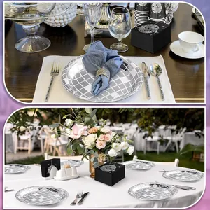Set de vaisselle jetable Disco avec assiettes argentées et serviettes boule à facettes