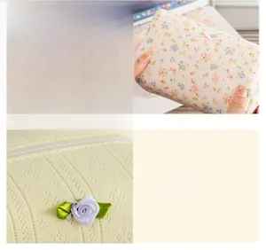 Dettaglio della borsa trucco floreale in tessuto trapuntato con fiore e fiocco rosa