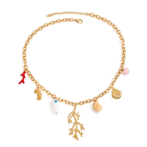 Goldene Edelstahlkette mit Meeresmotiven wie Korallen und Muscheln auf weißem Hintergrund