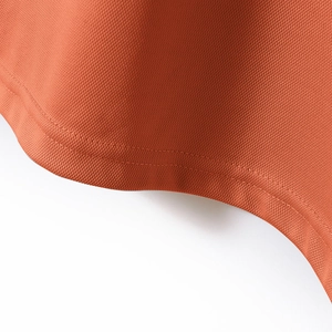 Nahaufnahme des orangefarbenen Poloshirts mit feinen Maschen und hochwertiger Saumverarbeitung