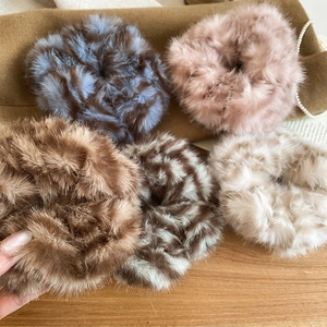 Dettaglio di cinque elastici per capelli in peluche a righe in vari colori autunnali