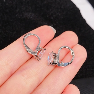 Eleganti orecchini a cerchio con zirconi taglio princess e montatura in argento lucido