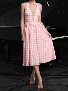 Rosa Gingham-Neckholder-Kleid im Hepburn-Stil mit Schleifendetails und ausgestelltem Saum