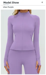 Détail de la veste de yoga lilas avec col montant et passants pour les pouces pratiques