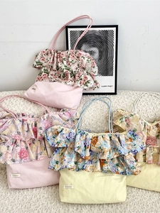 Vintage bloemen patchwork tote bags met ruches en slanke handvaten op een zacht kleed
