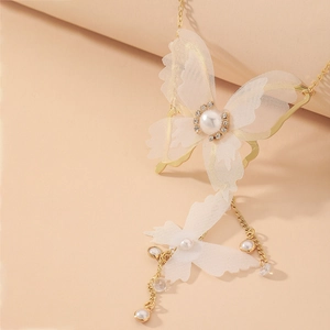 Collier ras du cou doré avec papillons en dentelle, perles et cristaux en design multicouche