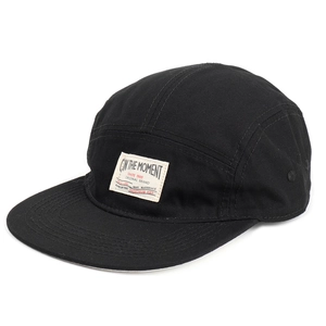 Cappellino 5-panel vintage in tela nera con etichetta tessuta e visiera piatta street