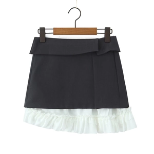 Zwarte bodycon minirok met hoge taille en witte rucheszoom op een houten hanger