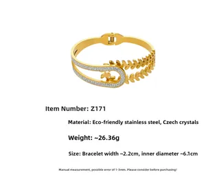 Detailaufnahme der 18k vergoldeten Edelstahl-Manschette mit Blatt- und Zirkon-Inlay