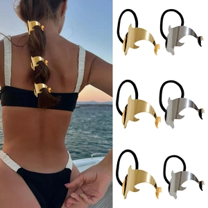Detail von punkigen Haar-Accessoires in Delfinform in Gold und Silber Sechser-Set