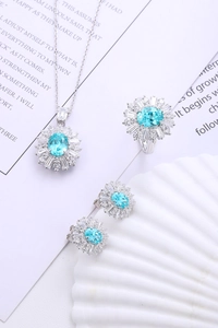 Set di gioielli in argento con gemme ovali blu chiaro e decorazione halo di zirconi