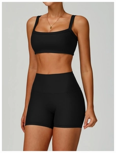Détails de l'ensemble de yoga côtelé noir avec brassière carrée et short à taille haute