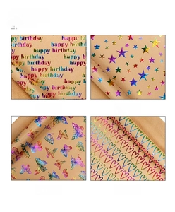 Détail macro du papier kraft gaufré avec motifs laser pour emballage de cadeaux