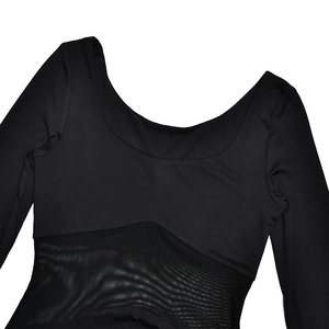 Détail de la robe noire à manches longues avec empiècements en tulle et col en U