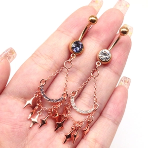 Détails du piercing de nombril en or rose avec pendentifs lune et étoile et cristaux