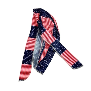 Detailansicht des US-Flaggenmusters und der langen Bänder an diesem Outdoor-Durag