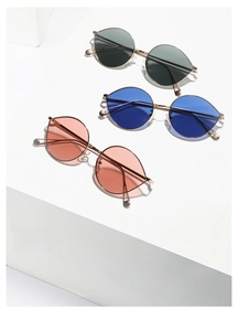 Vue détaillée de lunettes de soleil ovales en métal avec verres verts, bleus et roses