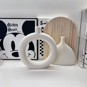 Minimalistisches weißes Keramik-Vasen-Set mit runden und geschwungenen abstrakten Formen
