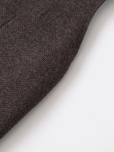 Détail de la texture en maille fine marron foncé avec une finition en fibre de qualité