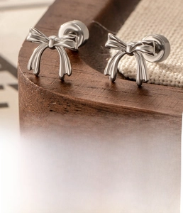 Silver bow cartilage studs made of titanium steel and zircon with 0.8x6mm bar size