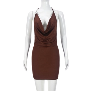 Detail des tiefen V-Ausschnitts und des Metallrings an braunem Neckholder-Kleid